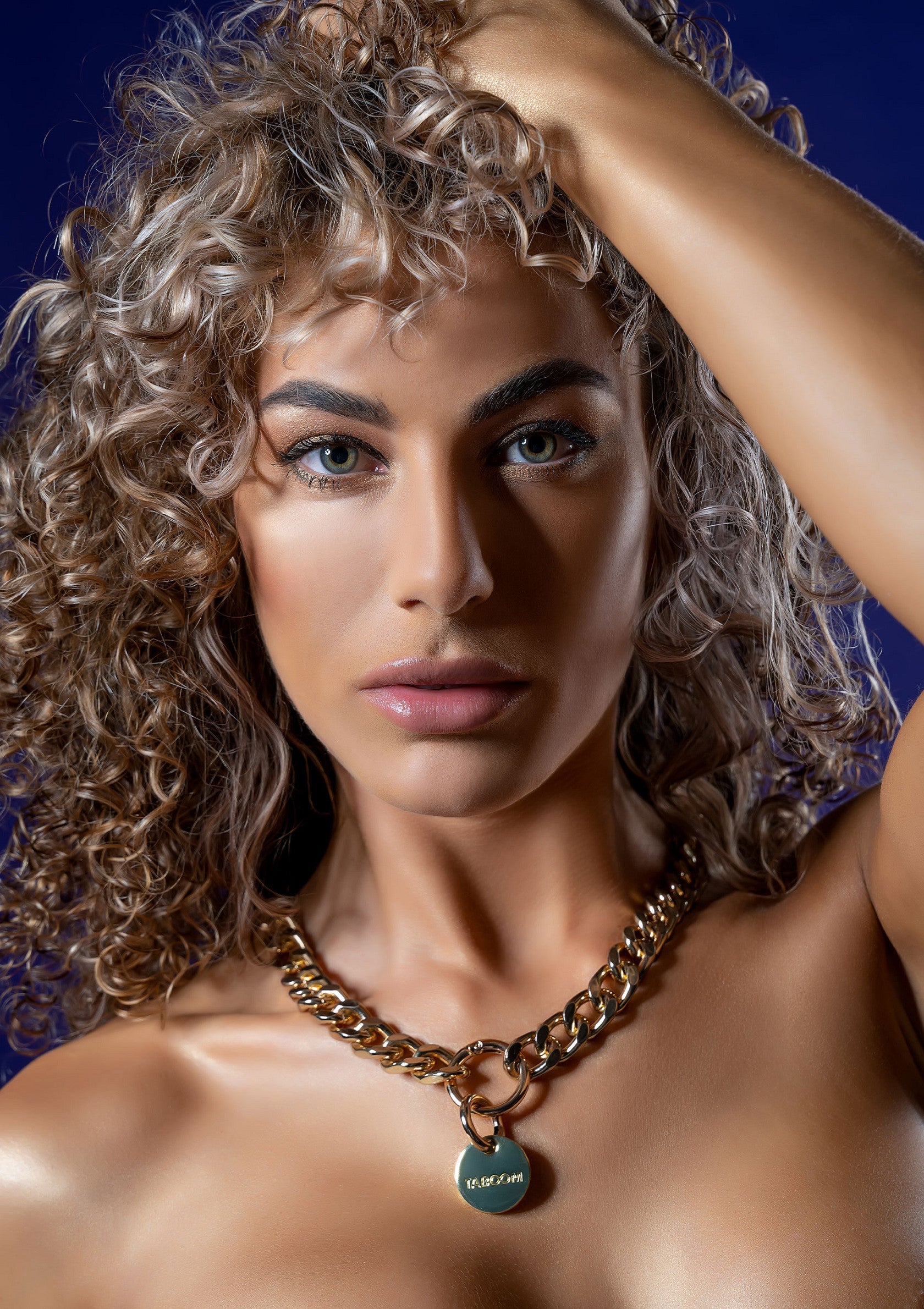 Collar llamativo dorado